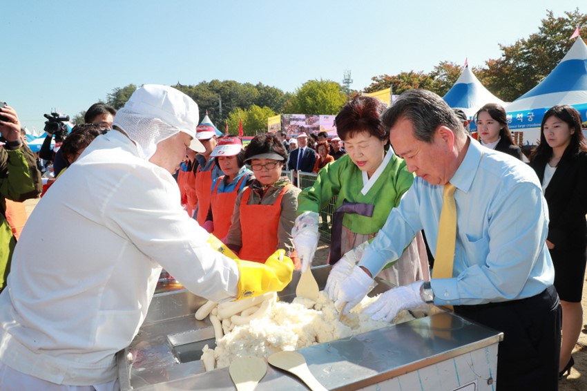 2.‘오색 가래떡 뽑기’군민화합 퍼포먼스